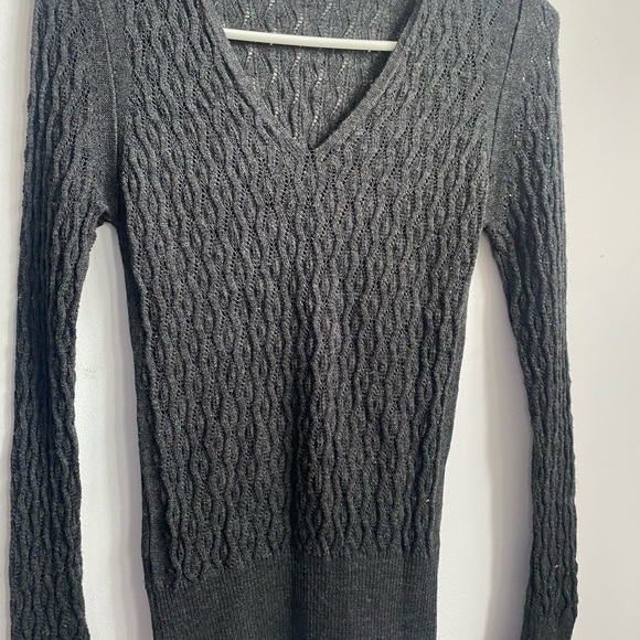 Women's Dark Gray Cable-Knit V-Neck Sweater - Picture 4 of 6